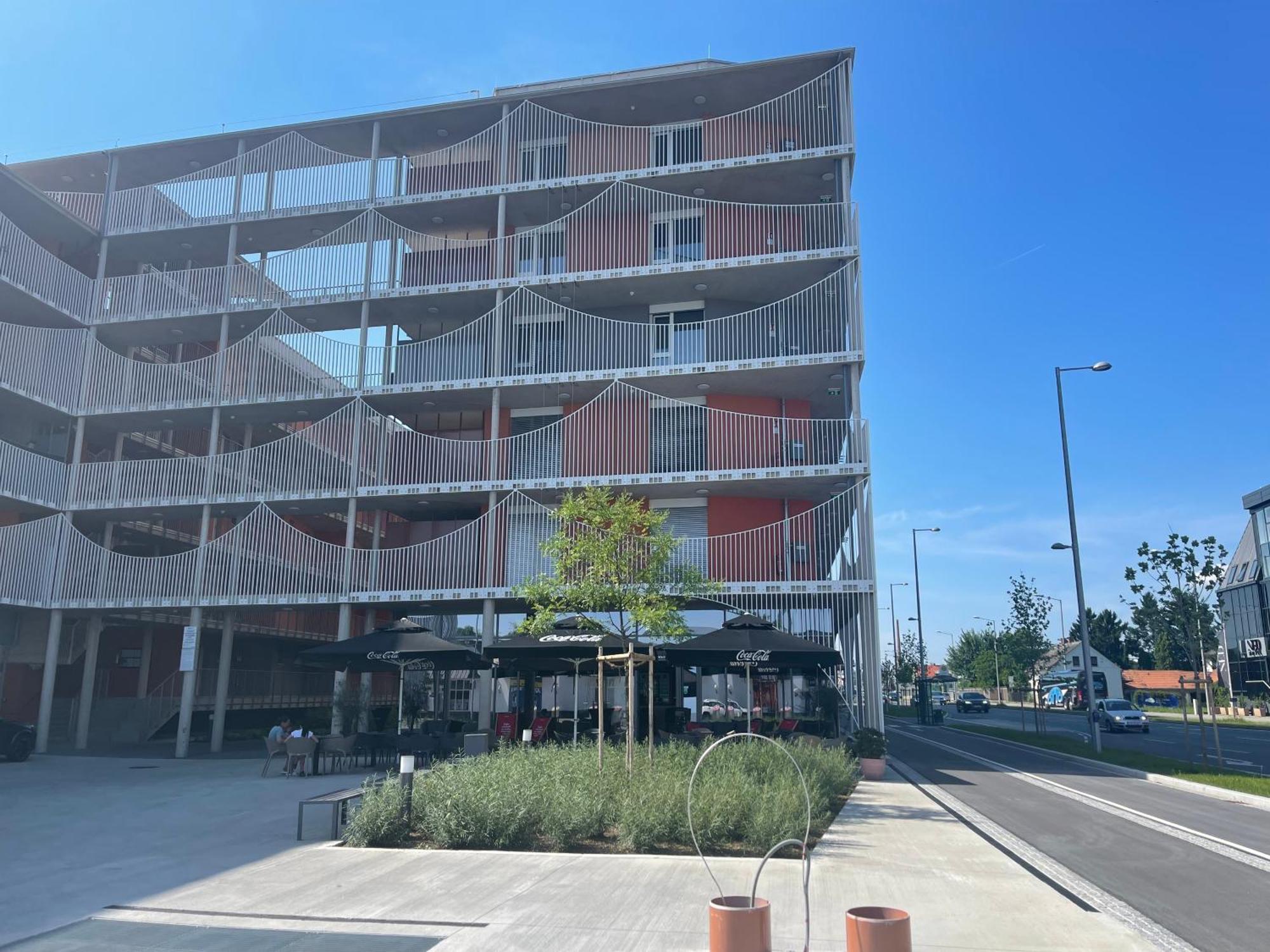 100 Qm Penthouse, Self-check-in, 2 Parkplaetze *