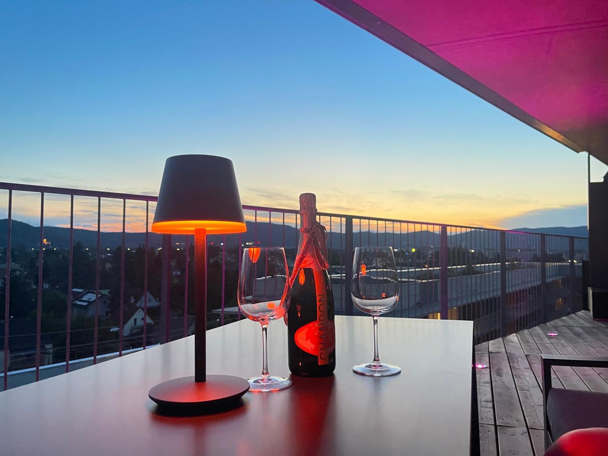 100 Qm Penthouse, Self-check-in, 2 Parkplaetze Appartement