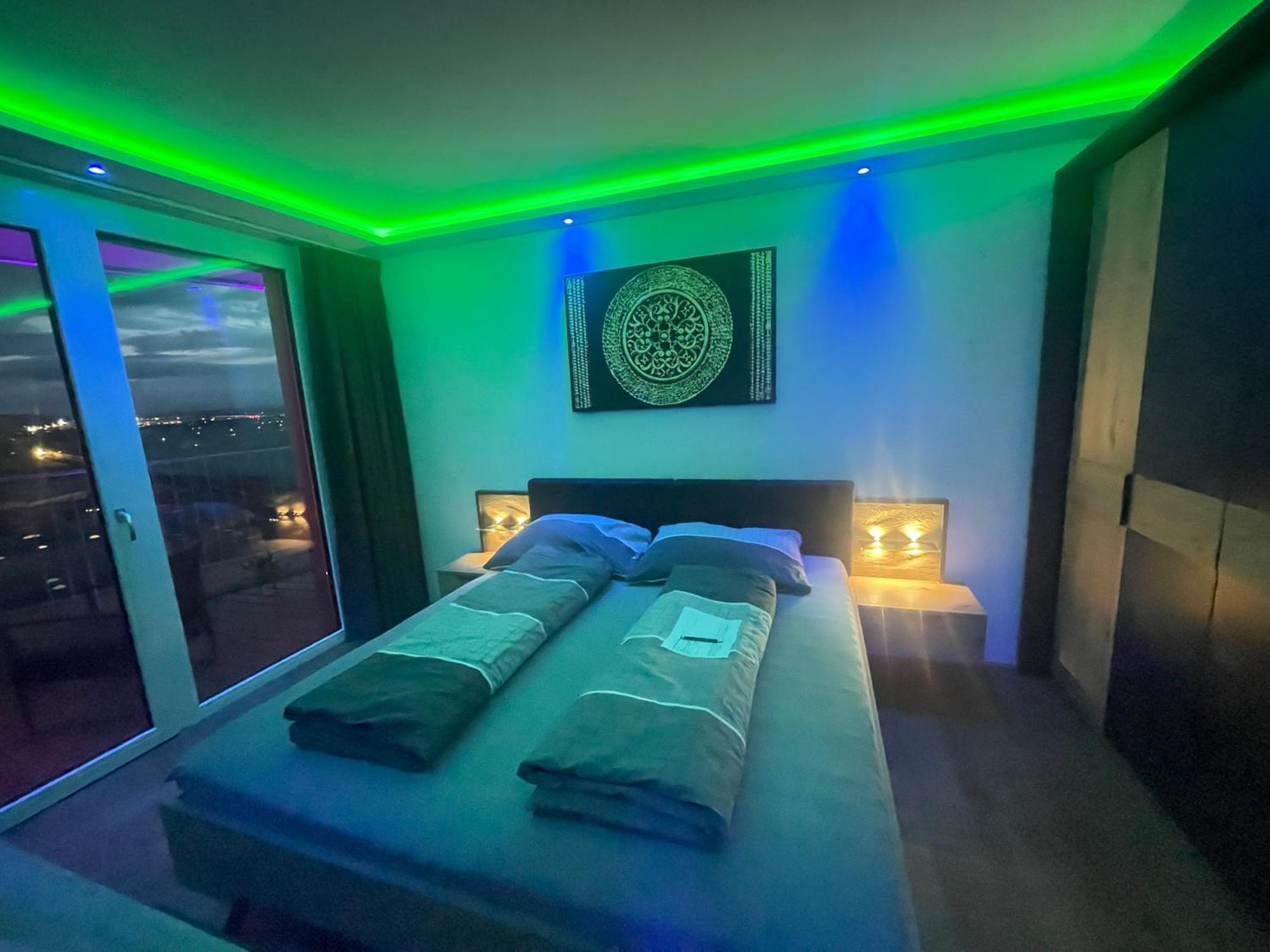 100 Qm Penthouse, Self-check-in, 2 Parkplaetze *